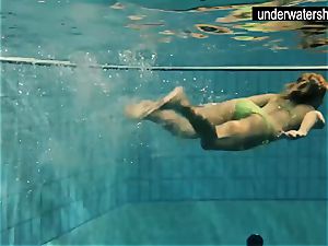 2 spectacular amateurs flashing their figures off under water